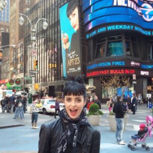 Krysten Ritter Instagram - Turns out this Bitch is 10 years old today!! @donttrustthebitchinapt23 🥳🥳🥳 Wow. What a truly hilarious role of a lifetime. What’s you’re favorite quote?!!! Toss it in the comments. Let’s all do a little rewatch on @hulu - hey, maybe they will let us do a sequel someday 😉#donttrustthebitchinapt23