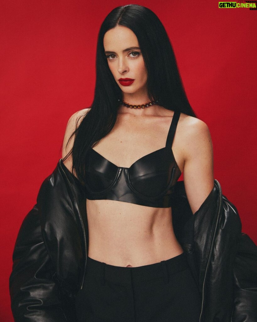 Krysten Ritter Instagram - ❤️🖤 @schonmagazine —————————————————————photography 📸@camraface @earlymorningriot creative direction. @jennywilliams_creative fashion. @christianstroble talent. @therealkrystenritter casting. @alabamablonde @striketheblonde_casting hair. @terezkafras make up. @alexandraafrench production. Gabriella Erberth. @omaproductions videography. @fastnoa lighting tech. @ramgibson retouch. @phatdance @escapehatchstudio photography assistant. @matija.milly fashion assistant. @kassidytaylorxx location. @dfla_studio words. @kelseyjbarnes #schonmagazine #allaboutwanderlust