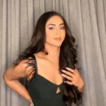 Krystle D'Souza Instagram - Peace out ✌🏼 . Trying out my hair extensions by @dolcy.in 💁🏻‍♀️ . . . . . #hairextensions #transition #trendingreels #amplifier #stitch #trendingaudio