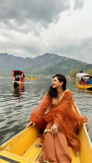 Krystle D'Souza Instagram - Inspired by true events🤦🏻‍♀️….
.
.
#travel #kashmir #srinagar #dallake #shikara #vlogger #travelgram