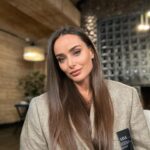 Kseniia Mishyna Instagram - За кожною успішною жінкою стоїть …ніхто! Або- Тисячі зустрічей,ситуацій ,труднощів, моментів , можливостей , посмішок, факапів, історій . Так, дорога до особистого генія терниста ,але він того вартий . Бо з ним тобі вже нічого не страшно :)