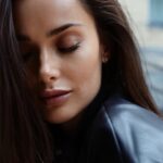 Kseniia Mishyna Instagram - Поговоримо? Ще вчора поняття інтуїції було наділено мною «великим» змістом, я навіть не намагалася це все пояснити. Мені зручніше було вірити в його «сверхзначення» і покладатися на сторонню силу. Але сьогодні : Якщо полагати, що ситуації дають нам підказки. Підказки відкривають доступ до інформації, а Інформація вже дарує правильну відповідь. Тоді виходить: Інтуїція - ніщо інше як впізнавання. Впізнавання того, що вже є у нас. Завдяки нашому досвіду і накопиченим знанням на жорсткому диску підсвідомості. Що думаєте ?