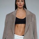 Kseniia Mishyna Instagram - Хтось скаже - красива Хтось скаже - фуууу Ксюш, як ти справляєшся з хейтом? А чи можемо ми проаналізувати всі оцінки щодо самого СЕБЕ? Кожна оцінка чи судження є просто думкою, простою точкою зору. І цієї точки зору не було, поки ми не народилися. Все, що ми про себе думаємо, всі наші переконання – це наслідки того, що ми дізналися після свого народження. Від мами, тата, суспільства. Вони передали нам інформацію якими ми повинні бути, і якими бути не можна. Нас познайомили зі стандартами, нам нав'язали погляди. І ми з цим погодились. Тепер ми інтерпретуємо себе та судимо про себе згідно з усім, що знаємо. Сьогодні ми хороші, завтра погані, винні, божевільні, сильні, слабкі, красиві, потворні. Ми ті, якими себе вважаємо в залежності від обставин. Над нашим життям повністю домінує система переконань, яку ми засвоїли. Так, частенько хочеться вірити в те, у що ми повірили. Але цей образ абсолютно брехливий. Реальне Я – унікальне, і воно не має нічого спільного з тим, що ми знаємо про себе. А тепер питання: чи можуть інші знати і судити хто і яка я, якщо навіть не знають насправді, хто і які істинно вони самі ? Photo @nelli.rizhko Style @jikatya Mua @monina_mua