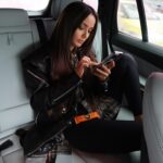 Kseniia Mishyna Instagram - Найпотрібніші речі тримаю під рукою. Телефон, щоб постійно бути на зв'язку й обов'язково щось для енергії — один чи декілька батончиків EatMe, бо справи , зустрічі , спорт, великі думки - вимагають багато енергії ) Наприклад думки народжуються кожну хвилину і все хочеться записувати і ділитися з вами. Поїхали )) Ви тільки уявіть яке цікаве та безмежне життя. Ми створюємо великі філософські системи, розробляємо унікальні теорії та народжуємо найдивовижніші релігії. Наші історії сповнені суджень і забобонів щодо всього, включаючи нас самих. Ми створюємо себе. Нас оточують різні люди. Навколо нас відбуваються нескінченні події. Ми черпаємо натхнення та створюємо історію власного життя, своєї сім'ї, історію нашої країни, людства, історію всього світу. Ми створюємо свою історію. Пишемо послання самим собі, кожному та всьому, що нас оточує. Немає правильних та неправильних шляхів для створення свого мистецтва. Просто є краса і немає краси, є щастя та немає щастя. Все в наших руках ... Просто рухайтеся вперед і насолоджуйтесь своїми успіхами. А разом з EatMe це робити набагато приємніше. Фух, це все 👆🏼 курага фінік яблуко родзинки - найулюбленіший смак )