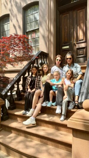 Kseniya Borodina Instagram - Мы много общались по телефону и обещали много раз, что двоюродные сестренки обязательно обнимутся. И мы это сделали 🙏🏻❤️ девочки живут в Канаде и мы прилетели все вместе в NY, чтобы увидеться. Визу в Канаду получить очень сложно, сюда было легче. Урааа❤️