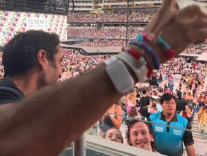Kumail Nanjiani Instagram - Well that was one of the best shows I've seen. Ever. Thank you to @taylorswift and the kindest fans ever for ALL THE BRACELETS!!!
