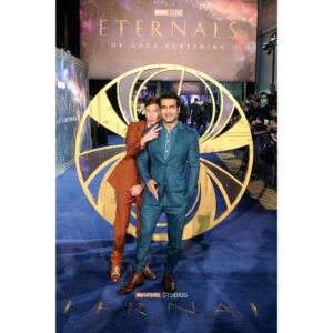 Kumail Nanjiani Instagram - Eternals premiere in London was amazing. November 5th.

Styling: @jeanneyangstyle @chloekeiko 
Grooming: @jennierobertshair
Suit: @grayscaleic 
Shirt: @toddsnyderny 
Shoes: @wolfandshepherd