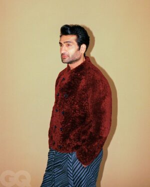 Kumail Nanjiani Instagram - Me for @gq. 

Photographs by @byaaronsinclair 

Styled by @mobolajidawodu