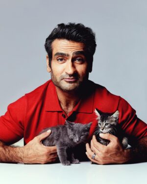 Kumail Nanjiani Instagram - I did a @buzzfeed interview with a bunch of kittens. We fell in love. Link in bio. Adopt these kittens at @perrys_place_la @buzzfeedceleb. 

Photos by: @shannonsoulephoto.
Grooming: @kimverbeck 
Styling: @jeanneyangstyle @chloekeiko