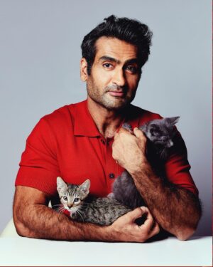 Kumail Nanjiani Instagram - I did a @buzzfeed interview with a bunch of kittens. We fell in love. Link in bio. Adopt these kittens at @perrys_place_la @buzzfeedceleb. 

Photos by: @shannonsoulephoto.
Grooming: @kimverbeck 
Styling: @jeanneyangstyle @chloekeiko