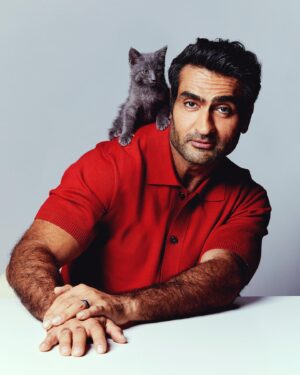 Kumail Nanjiani Instagram - I did a @buzzfeed interview with a bunch of kittens. We fell in love. Link in bio. Adopt these kittens at @perrys_place_la @buzzfeedceleb. 

Photos by: @shannonsoulephoto.
Grooming: @kimverbeck 
Styling: @jeanneyangstyle @chloekeiko