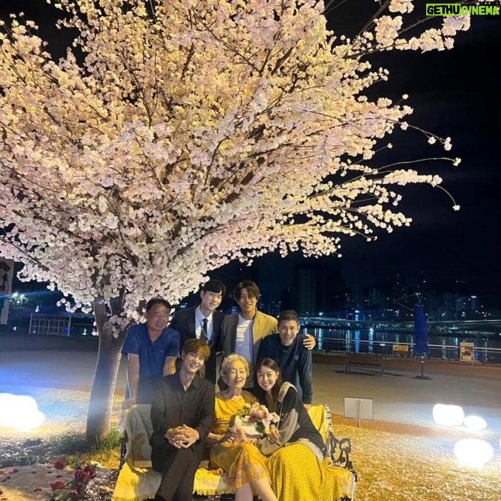 Kwon Na-ra Instagram - 꽃처럼 아름다우신 선생님🩷 함께해서 너무 행복했습니다~ 늘 건강하세요~ 사랑해요 할머니🌸