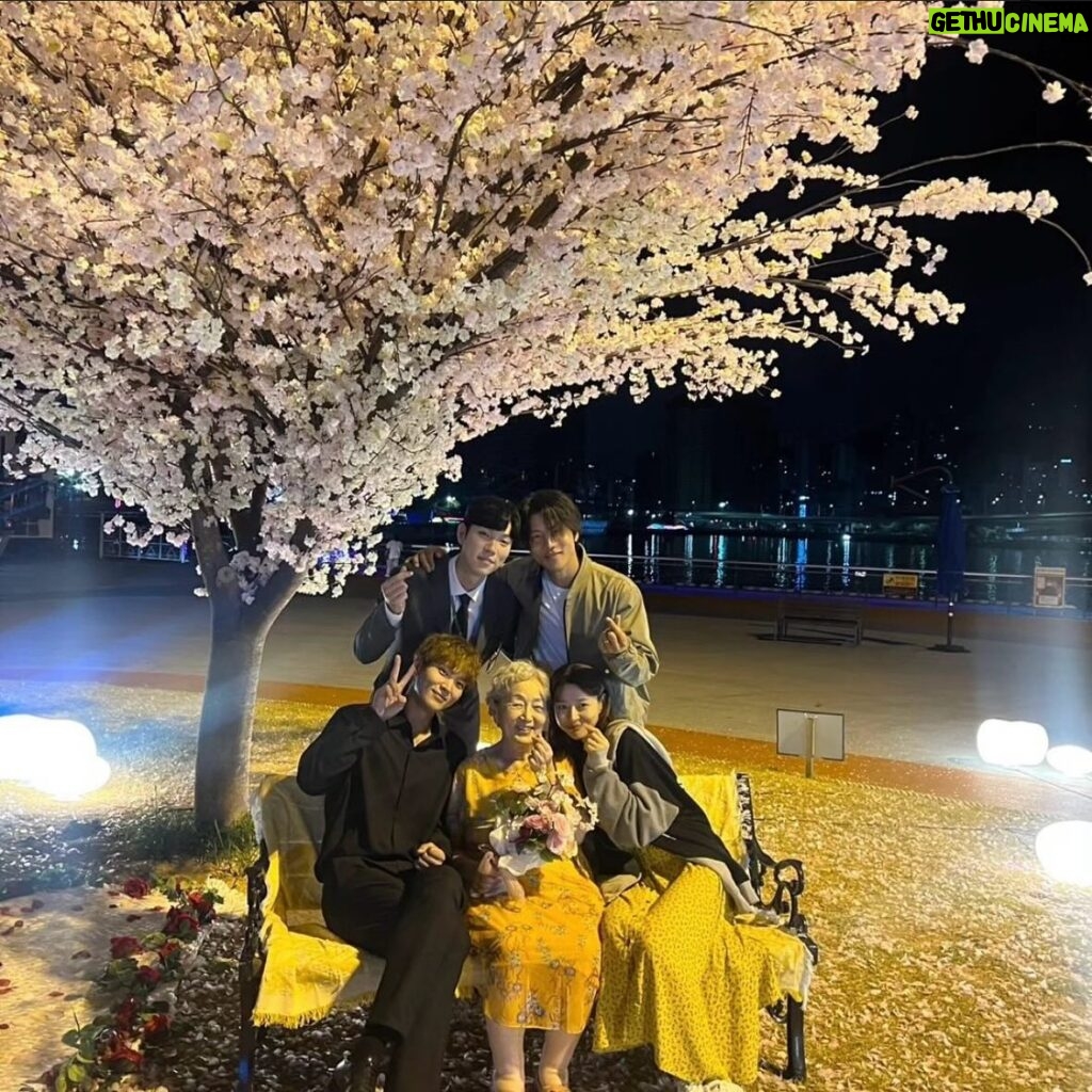 Kwon Na-ra Instagram - 꽃처럼 아름다우신 선생님🩷 함께해서 너무 행복했습니다~ 늘 건강하세요~ 사랑해요 할머니🌸
