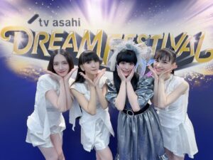 Kyary Pamyu Pamyu Instagram - 父に「凄くかっこいいイケてるグループがいる！」と薦められて初めて聞いた楽曲がポリリズム。初めてPerfumeの曲を聴いた時、MVを見た時、私の中でビビビと衝撃が走ったのを覚えている。平凡な私の日常をキラキラと輝かせてくれた。16歳の私は高校に行く時自転車を漕ぎながら〝plastic smile”を毎日ずーっと聴いていた。狂ったように聴いていた。私の青春のテーマソングでした。

そんな私がきゃりーぱみゅぱみゅになってPerfumeとPONPONポリリズムを歌い同じステージに立てた時、緊張と感動で胸いっぱいの気持ちになりました(;_;)
忘れられない一生の思い出。

この日のためにマッシュアップを作ってくれた中田ヤスタカさん、構成をつけてくれたMIKIKOさん。そしてこのような素敵な機会を作ってくれたPerfumeの皆さん。本当にありがとうございました！

当日はお父さんも観に来てくれていて人生で1番の親孝になりました(;_;)(;_;)高校生の私に未来はこんなに最高なことが待ってるよ！だから頑張って生きるんだよ！って教えてあげたい

夢が1つ叶いました✳︎