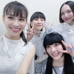 Kyary Pamyu Pamyu Instagram - 父に「凄くかっこいいイケてるグループがいる！」と薦められて初めて聞いた楽曲がポリリズム。初めてPerfumeの曲を聴いた時、MVを見た時、私の中でビビビと衝撃が走ったのを覚えている。平凡な私の日常をキラキラと輝かせてくれた。16歳の私は高校に行く時自転車を漕ぎながら〝plastic smile”を毎日ずーっと聴いていた。狂ったように聴いていた。私の青春のテーマソングでした。

そんな私がきゃりーぱみゅぱみゅになってPerfumeとPONPONポリリズムを歌い同じステージに立てた時、緊張と感動で胸いっぱいの気持ちになりました(;_;)
忘れられない一生の思い出。

この日のためにマッシュアップを作ってくれた中田ヤスタカさん、構成をつけてくれたMIKIKOさん。そしてこのような素敵な機会を作ってくれたPerfumeの皆さん。本当にありがとうございました！

当日はお父さんも観に来てくれていて人生で1番の親孝になりました(;_;)(;_;)高校生の私に未来はこんなに最高なことが待ってるよ！だから頑張って生きるんだよ！って教えてあげたい

夢が1つ叶いました✳︎