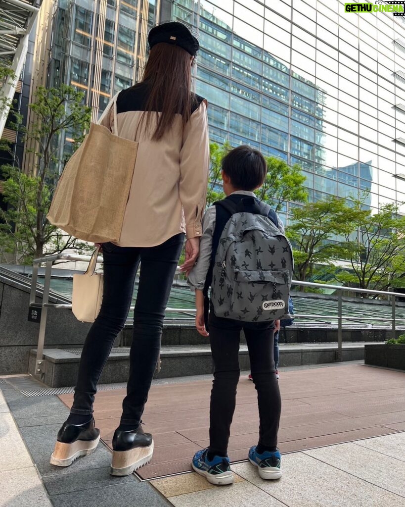 Kyoko Fukada Instagram - 先日久しぶりに妹一家とお買い物に行きました🧸1番上の甥っ子はもう小学2年生♦️私のことを1番のお姫様、ばあばが2番目のお姫様、ママは3番目のお姫様となんとも私が喜ぶことをわかってくれるイケメンです🤣 またうちにお泊まりに来られないかな😍⁉️皆様に質問です‼️何歳までチューしていいのか、何歳までお風呂に一緒に入っていいのか、、、 ご意見ください🥺🌸 #深田恭子