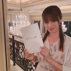 Kyoko Fukada Instagram - 気がついたら6月、今日から梅雨入りしたみたいですね🥺☔️
私は7月スタートのフジテレビ木曜ドラマ「ルパンの娘」にクランクインしています🎩毎日、刺激的なシーンの連続でわくわくしながら撮影させていただいています🌈泥棒一家に生まれてしまったことに葛藤しながらも夜になると泥棒スーツ？を着て街に繰り出すのです🐾泥棒一家に生まれたら確かに葛藤していまいますね....🤔💦私の苦手なアクションもあるみたいですどうしよう😣💦
#ルパンの娘
#令和元年7月期
#皆様の葛藤ってありますか
#私は美味しいものが好き
#我慢できないっっっ
#kyokofukada