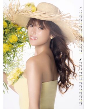 Kyoko Fukada Instagram - 有難いことに2022年のカレンダーが完成致しました🧸今回のカレンダーは大好きなお花の中で撮影させて頂きました🌸色々な事が起きている今の世の中、そして皆様への感謝の気持ち、、、このお花が沢山の方に届いたらという想いを込めました🥺
#秋を通りこしてあっというまに冬
#皆様に少しでもあたたかさをお届けできたら、、、

2022年カレンダー（壁掛け）
https://horipro-shop.com/products/detail/908

2022年カレンダー（卓上）
https://horipro-shop.com/products/detail/909