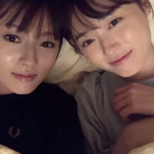 Kyoko Fukada Instagram - 皆様ご視聴いただきありがとうございました😭この日はカットがかかる度はるかちゃんとベッドで爆睡していました🧸💤寝ても覚めても可愛いはるちゃん♥️また会えたらいいな😍
今度一緒にお食事に行く約束をして、
バイバイしました😘👋

#エイティーンフォーティー
#福原遥　ちゃん
#深田恭子