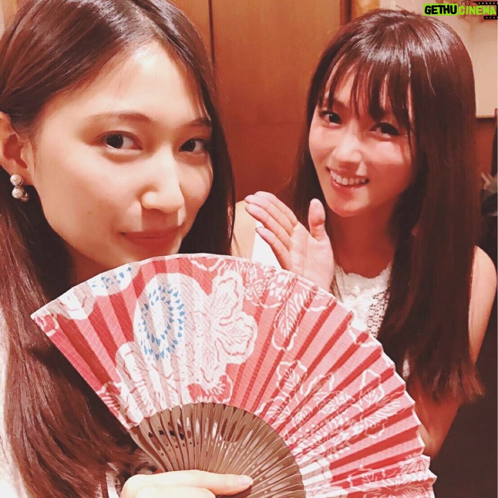 Kyoko Fukada Instagram - 先日、大野いとちゃんのお誕生日お祝いをしました🎂2人で待ち合わせしていてサプライズでいきなり土屋太鳳ちゃん登場❤️いとちゃんに内緒で太鳳ちゃんと打ち合わせしていて、チアダンの撮影で忙しい中駆け付けてくれました❣️いとちゃんは太鳳ちゃんの突然の登場であまりにびっくりしてうるうる...それをみて3人でまたうるうる😢実はこの3人で会うのは昨年お花見でお食事に行った以来なので大分久しぶり😍やっと会えました😆いとちゃんたおちゃんは私にとって癒しなのです💕あぁ可愛かった🐣🐥🐰 #最近はいつでもどこでも1番上のお姉ちゃん #大野いと ちゃん #土屋太鳳 ちゃん #kyokofukada