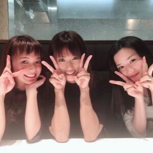 Kyoko Fukada Instagram - 多部未華子ちゃんの出演している舞台、「人間御破算」を永野芽郁ちゃんと2人で観に行って来ました🌿めーたんも（永野芽郁ちゃんをそう呼んでいます）連続テレビ小説「半分、青い」の撮影で忙しいはずなのに「おねえちゃんの舞台を一緒に観に行きませんか？」と誘ってくれて😍舞台上の多部ちゃんはとても可愛らしくて声が透き通っていてダンスがキレッキレでした🌈摩訶不思議な舞台であっという間の時間でした🎁
その後なんと三姉妹でお食事にも行きました🌸あぁ可愛い妹達がいて私は幸せ者です❣️
#多部未華子 さん
#永野芽郁 さん
#kyokofukada
#三姉妹だぞっ