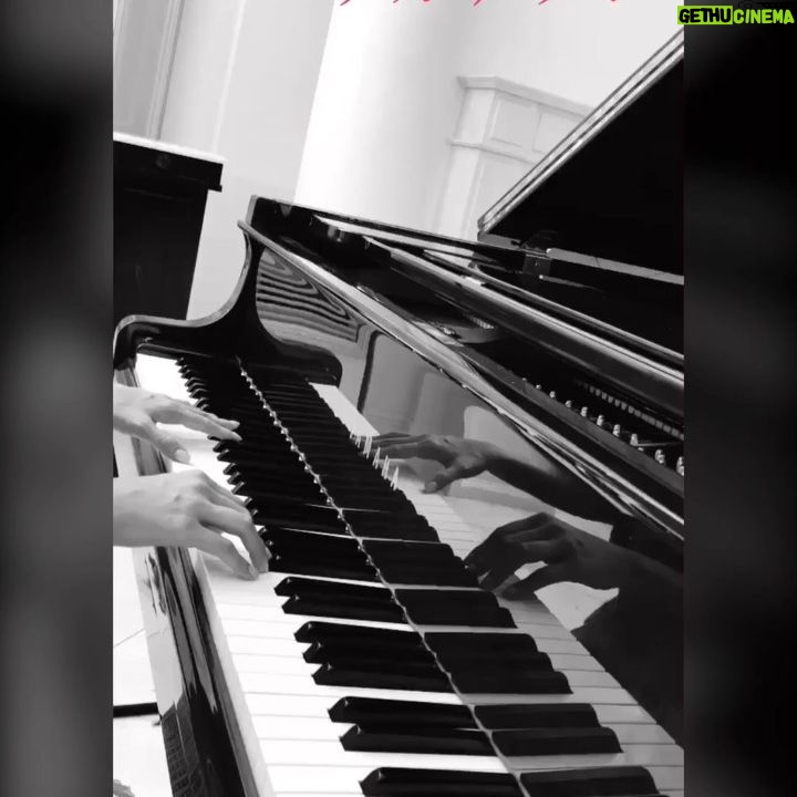 Kyoko Fukada Instagram - フジテレビ木曜ドラマ🐞「ルパンの娘」の主題歌として毎週物語を盛り上げてくださっているサカナクションさんのモス🦋初めて聴かせていただいた時からなんだかとんでもないドラマになるのでは...そしてなんだか変身したくなる様なジャジャン感でした♥️（語彙力がなくてごめんなさぃ）😭🙏大好きなモスを撮影現場にあったピアノで弾いてみました😨爪が長くてかちゃかちゃ申し訳ありません🥺💦 #サカナクション さん #モス弾いてみた #ルパンの娘 #9話今夜10時放送 #kyokofukada