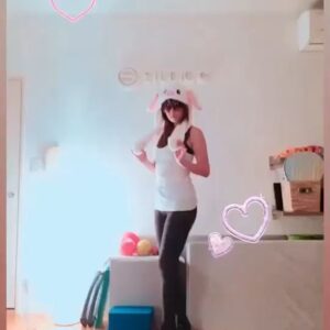 Kyoko Fukada Instagram - 皆様「初めて恋をした日に読む話」ご覧頂いている方、ありがとうございます♥️私は昨日久々にトレーニングに行ったら...なんとこのうさぎちゃん流行っているんですって❓‼️❣️なにこれぇ🐰💦嬉し恥ずかし深ピョン....（嘘です💦すみません💦お願いです💦イライラしないで🙏😣💦）ちょっとテンション上がりますねぇ💕これはインスタ映えと捉えてよろしいのでしょうか❓‼️🤣
#初めて恋をした日に読む話
#はじこい
#深ピョン
#kyokofukada_official