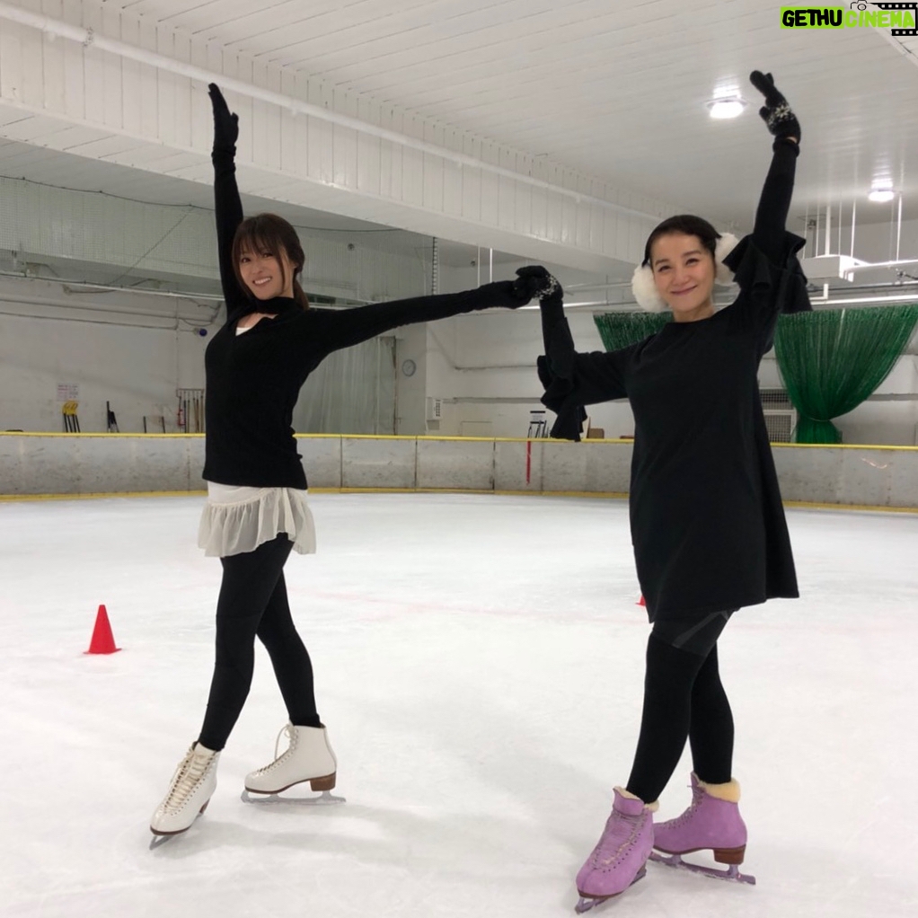 Kyoko Fukada Instagram - 先日篠原ともえちゃんとアイススケートのレッスンに行ってきました⛸久々だったので、先生に基礎から教えて頂き、お写真と動画も撮って頂けました❣️（本来はリンクは撮影禁止で指導者の方のみみたいです💦）あぁスケート気持ち良かったぁ💌写真や動画はなんとか滑っていますが、実は派手に3回（4回かな？）も転んでしまいました😅ここ最近の1番痛かった出来事でした🤭❄️ もっと上手になりたいから地道に楽しみながら練習通います☃️❣️ #アイススケート #篠原ともえ さん #kyokofukada #顔が切れてしまっていたのでもう一度アップします #コメントいいね下さった方申し訳ありません😣