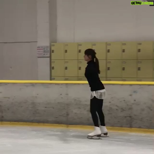 Kyoko Fukada Instagram - 先日篠原ともえちゃんとアイススケートのレッスンに行ってきました⛸久々だったので、先生に基礎から教えて頂き、お写真と動画も撮って頂けました❣️（本来はリンクは撮影禁止で指導者の方のみみたいです💦）あぁスケート気持ち良かったぁ💌写真や動画はなんとか滑っていますが、実は派手に3回（4回かな？）も転んでしまいました😅ここ最近の1番痛かった出来事でした🤭❄️ もっと上手になりたいから地道に楽しみながら練習通います☃️❣️ #アイススケート #篠原ともえ さん #kyokofukada #顔が切れてしまっていたのでもう一度アップします #コメントいいね下さった方申し訳ありません😣