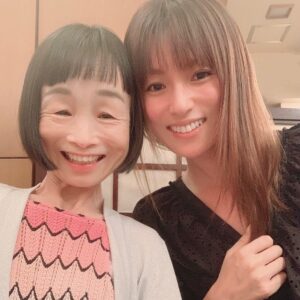 Kyoko Fukada Instagram - ドラマ「ルパンの娘」で共演しているどんぐりさんと夏祭りに🍭急にお誘いしたのに駆け付けてくれました🥺撮影の日々も一緒でいつも癒していただいてるのにお休みの日まで一緒に過ごせて嬉しかったです🎭♥️🎬
#夏の終わり
#体調はいかがですか
#皆様が元気であります様に
#どんぐり さん
#kyokofukada