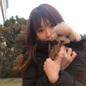 Kyoko Fukada Instagram - 今年も残りわずかとなりましたね🕰平成最後の年末を（言ってみたかった😆）如何お過ごしでしょうか❓2019年は新たな元号のもと新たな気持ちで邁進してまいりたいと思います✨街が新年の準備で色とりどりになっていく景色がたまらないですね🎍お餅つきや、お雑煮、お正月のTV（いくつか出演させて頂いています💕）初詣⛩、おせち、七草粥まで全部満喫したい♥️皆様どうか良い年の瀬をお過ごしくださいね♥️
#ロケの合間にお散歩
#あっという間の様で1年長い
#皆様今年もお疲れ様でした
#初めて恋をした日に読む話
#はじこい
#kyokofukada_official