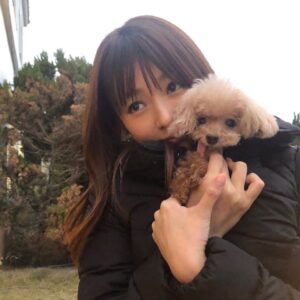 Kyoko Fukada Instagram - 今年も残りわずかとなりましたね🕰平成最後の年末を（言ってみたかった😆）如何お過ごしでしょうか❓2019年は新たな元号のもと新たな気持ちで邁進してまいりたいと思います✨街が新年の準備で色とりどりになっていく景色がたまらないですね🎍お餅つきや、お雑煮、お正月のTV（いくつか出演させて頂いています💕）初詣⛩、おせち、七草粥まで全部満喫したい♥️皆様どうか良い年の瀬をお過ごしくださいね♥️
#ロケの合間にお散歩
#あっという間の様で1年長い
#皆様今年もお疲れ様でした
#初めて恋をした日に読む話
#はじこい
#kyokofukada_official