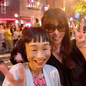 Kyoko Fukada Instagram - ドラマ「ルパンの娘」で共演しているどんぐりさんと夏祭りに🍭急にお誘いしたのに駆け付けてくれました🥺撮影の日々も一緒でいつも癒していただいてるのにお休みの日まで一緒に過ごせて嬉しかったです🎭♥️🎬
#夏の終わり
#体調はいかがですか
#皆様が元気であります様に
#どんぐり さん
#kyokofukada