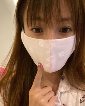Kyoko Fukada Instagram - 皆様、いかがお過ごしでしょうか？
お家から出られなかったり、毎日家族の食事をつくられたり、お仕事の状況が変わったり生活の変化など、自分を守り、周りの人を守ること、沢山の方法で努力されていると思います。
私は母がマスクを手作りしてくれたのでそれを使っています。早くこの現状が収束する事と皆様のお身体と心の健康を願っております😢

医療関係者の方々、そしてマスクを作ってくれた母にも感謝です。