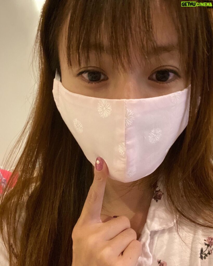 Kyoko Fukada Instagram - 皆様、いかがお過ごしでしょうか？ お家から出られなかったり、毎日家族の食事をつくられたり、お仕事の状況が変わったり生活の変化など、自分を守り、周りの人を守ること、沢山の方法で努力されていると思います。 私は母がマスクを手作りしてくれたのでそれを使っています。早くこの現状が収束する事と皆様のお身体と心の健康を願っております😢 医療関係者の方々、そしてマスクを作ってくれた母にも感謝です。