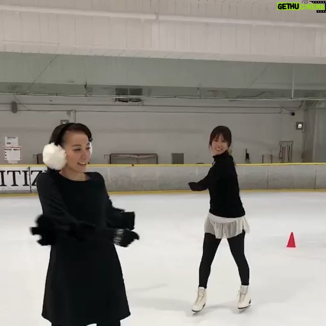 Kyoko Fukada Instagram - 先日篠原ともえちゃんとアイススケートのレッスンに行ってきました⛸久々だったので、先生に基礎から教えて頂き、お写真と動画も撮って頂けました❣️（本来はリンクは撮影禁止で指導者の方のみみたいです💦）あぁスケート気持ち良かったぁ💌写真や動画はなんとか滑っていますが、実は派手に3回（4回かな？）も転んでしまいました😅ここ最近の1番痛かった出来事でした🤭❄️ もっと上手になりたいから地道に楽しみながら練習通います☃️❣️ #アイススケート #篠原ともえ さん #kyokofukada #顔が切れてしまっていたのでもう一度アップします #コメントいいね下さった方申し訳ありません😣