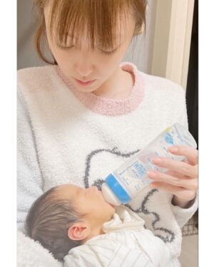 Kyoko Fukada Instagram - 私の可愛い妹に赤ちゃんが産まれました❣️とっても小さいけれど一生懸命ミルクを飲んでくれている姿はなんとも愛おしいです🥺❤️おばちゃん頑張ってお世話します‼️
#世の中のお母様いつもお疲れ様です