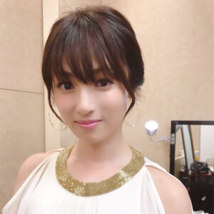 Kyoko Fukada Instagram - 昨日は映画「空飛ぶタイヤ」の舞台挨拶でした⭐️久々に舞台上や沢山のお客様の前でお話して緊張しました🤫💕レッドカーペットも歩いたのですが皆様とハイタッチしたり握手をしたりいっぱい愛を頂いて嬉しかったのです😍‼️お越しくださいました方々ありがとう😢💕両サイドの猫は松竹さんのキャラクター？歌舞伎にゃんこだそうです🐱（1人できちんとお写真が恥ずかしくて置いたらなんだかもっと恥ずかしい奇妙な感じになってしまった気が....😅）
#空飛ぶタイヤ
#6月15日公開
#kyokofukada
