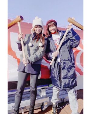 Kyoko Fukada Instagram - 遅ればせながら皆様あけましておめでとうございます🎍お正月は観月ありさちゃんのお餅つきに呼んで頂きました🧣昨年公開した、ルパンの娘から仲良くしてもらっています❣️
ありちゃんから私、きょうちゃんといると気を遣わないでいられるんだ、不思議❣️という嬉しいメールまで📩💕ありちゃんは人を幸せにしてくれる素敵な方です❤️私もそんな女性になりたいです‼️帽子が偶然紅白でした😍

#写真の時だけマスク外しました
#皆様雪の中お怪我なくお過ごしください
#どうぞ今年もよろしくお願いします