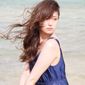 Kyoko Fukada Instagram - 沖縄でカレンダー撮影をしてきました🗓写真集ともまた違った気分で撮影できました🌿皆様、インスタのコメントにお誕生日のメッセージやドラマの事、ありがとうございます💐
１月クール「隣の家族は青く見える」に主演させていただくことが決まりました❗️
#隣の家族は青く見える
#1月スタート
#木曜22時
#kyokofukada