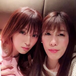 Kyoko Fukada Instagram - 久々に吉田沙保里ちゃんに会えました❣️マイナス思考になりがちな私を沙保里ちゃんはいつもスーパーポジティブな力で引っ張って行ってくれます😢💪遅くなってしまってごめんねとお誕生日のお祝いもしてくれました💕あぁまた毎日ドラマの撮影頑張れます‼️
#どうしたらいいかな
#来年はマイナス思考治したい
#皆様は力もらえる人いますか？
#初めて恋をした日に読む話
#はじこい
#吉田沙保里 さん
#kyokofukada