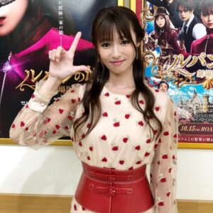 Kyoko Fukada Instagram - 昨日、劇場版『ルパンの娘』が公開日を迎えました。長い期間この役を演じさせていただいたので、皆様にお届けして手を離れてしまってなんだか嬉しい様なさみしい様な感慨深い気持ちでいっぱいです。でも、皆様に笑って楽しんで頂ける作品に、皆様が笑顔になれる瞬間を作ることができればと思っています🥺💕
#皆様の応援に日々感謝しています
#染み渡ります
#いつもありがとうございます
#劇場版ルパンの娘