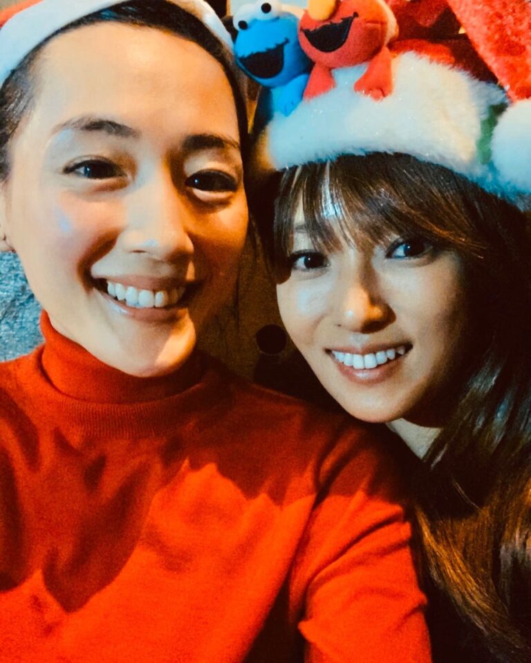 Kyoko Fukada Instagram - Christmas Eveになる瞬間をあやちゃん（綾瀬はるかたんをそうよんでいます😍）と過ごせました🎄🍰 もう20年近くのお付き合いだから お喋りがつきなくて思い出話と近況と気がついたらイブを迎えていました🎂そして可愛くてちゅるちゅるあやちゃんに癒されっぱなしでした♥️ #この時期はサンタさん帽を常備 #今日イブは父のお誕生日 #大好物は湯豆腐だから小さいころからクリスマスは湯豆腐 #皆様が素敵な日を過ごせます様に🧸💕💕💕 #綾瀬はるか ちゃん #kyokofukada