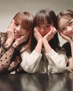 Kyoko Fukada Instagram - 私達が三姉妹としてお仕事させていただいてからもう2年半以上も時が経っているんだねぇと♥️それぞれのお話を順番にしていたら...多部ちゃんがいきなり涙ぽろぽろ...永野めーたんも涙ぽろぽろ...つられて私も涙ぽろぽろ...気が付いたら3人でなぜか大号泣🥺🌸いつのまにかなんでも話せる本当の姉妹みたいになっていたことが嬉しくて、幸せなあったかい涙だったのです😢🎀すごく素敵な熱い夜で胸がギューっとなりました🥺💕
#女優さんの涙って美しいな
#一瞬で引き込まれちゃった
#多部ちゃんに甘えてる私
#永野めーたん撮
#多部未華子 さん
#永野芽郁 さん
#kyokofukada