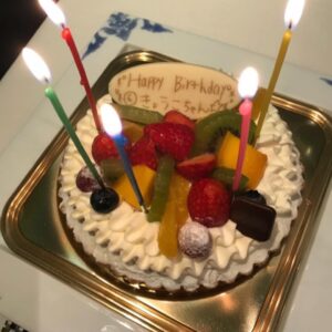 Kyoko Fukada Instagram - 久々に吉田沙保里ちゃんに会えました❣️マイナス思考になりがちな私を沙保里ちゃんはいつもスーパーポジティブな力で引っ張って行ってくれます😢💪遅くなってしまってごめんねとお誕生日のお祝いもしてくれました💕あぁまた毎日ドラマの撮影頑張れます‼️
#どうしたらいいかな
#来年はマイナス思考治したい
#皆様は力もらえる人いますか？
#初めて恋をした日に読む話
#はじこい
#吉田沙保里 さん
#kyokofukada