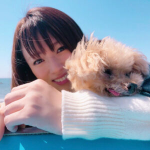 Kyoko Fukada Instagram - ドラマの撮影で海に行きました🐬
小道具で置いてあったボートの上で。だけどなんだかサーフボードにもみえる🏄‍♀️....メロン（犬）をロケに連れて来られたのは久々だったのでとても喜んでいました！（実は私も🤣）あぁまだ寒いけどそろそろ...サーフィンしたくなって来ました🐳
#隣の家族は青く見える
#沢山コメントありがとうございます
#今夜最終回
#kyokofukada
