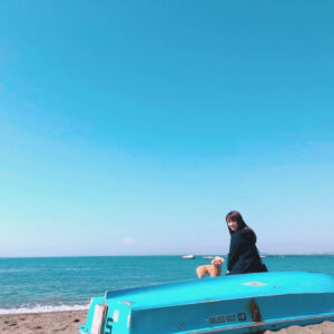 Kyoko Fukada Instagram - ドラマの撮影で海に行きました🐬
小道具で置いてあったボートの上で。だけどなんだかサーフボードにもみえる🏄‍♀️....メロン（犬）をロケに連れて来られたのは久々だったのでとても喜んでいました！（実は私も🤣）あぁまだ寒いけどそろそろ...サーフィンしたくなって来ました🐳
#隣の家族は青く見える
#沢山コメントありがとうございます
#今夜最終回
#kyokofukada