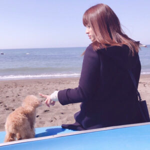 Kyoko Fukada Instagram - ドラマの撮影で海に行きました🐬
小道具で置いてあったボートの上で。だけどなんだかサーフボードにもみえる🏄‍♀️....メロン（犬）をロケに連れて来られたのは久々だったのでとても喜んでいました！（実は私も🤣）あぁまだ寒いけどそろそろ...サーフィンしたくなって来ました🐳
#隣の家族は青く見える
#沢山コメントありがとうございます
#今夜最終回
#kyokofukada