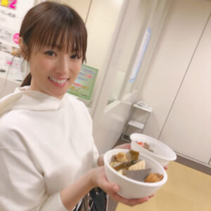 Kyoko Fukada Instagram - ドラマに出て来る食事...本当に美味しくてこの日は撮り終えた後に頂いちゃいました❤️おでん好き🍢（食べ過ぎだね？）
ドラマ「隣の家族は青く見える」をご覧くださっている皆様ありがとうございます😊
#皆さんおでんの具は何が好き？
#おでんって何個食べていいい？
#今夜のOnAirは副音声に参加！
#隣の家族は青く見える
#kyokofukada