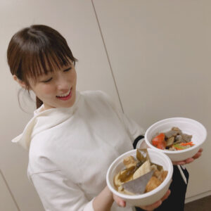 Kyoko Fukada Instagram - ドラマに出て来る食事...本当に美味しくてこの日は撮り終えた後に頂いちゃいました❤️おでん好き🍢（食べ過ぎだね？）
ドラマ「隣の家族は青く見える」をご覧くださっている皆様ありがとうございます😊
#皆さんおでんの具は何が好き？
#おでんって何個食べていいい？
#今夜のOnAirは副音声に参加！
#隣の家族は青く見える
#kyokofukada